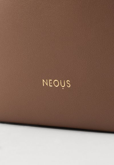 NEOUS PAVO MEDIUM - Maisiņveida soma - dark taupe