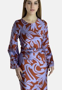 Vestido de manga larga en un tono naranja profundo con un acabado brillante, que presenta un gran patrón floral de color azul claro y un cuello redondo.