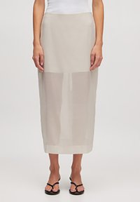 Lichte, beige midi-rok met een transparant paneelontwerp. De stof is soepel met een licht doorzichtige textuur, afgewerkt met een rechte zoom.