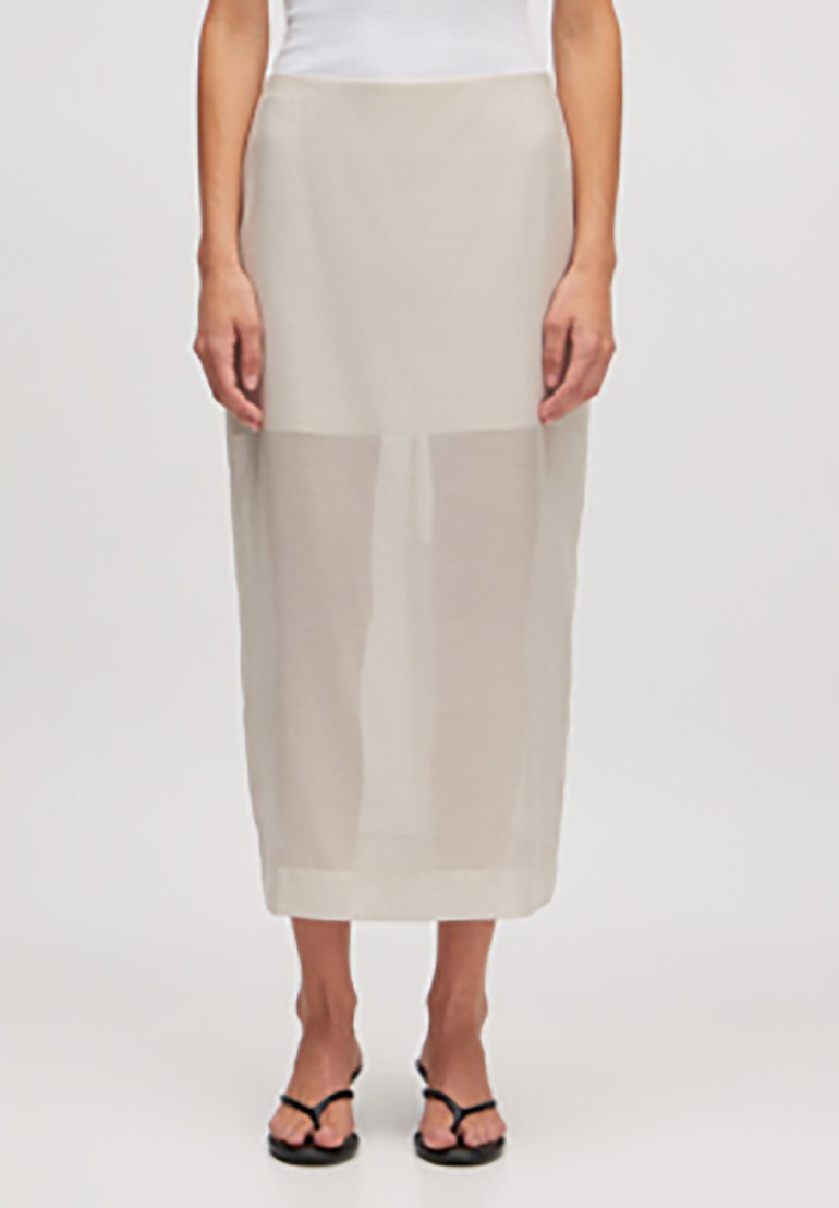 Lichte, beige midi-rok met een transparant paneelontwerp. De stof is soepel met een licht doorzichtige textuur, afgewerkt met een rechte zoom.