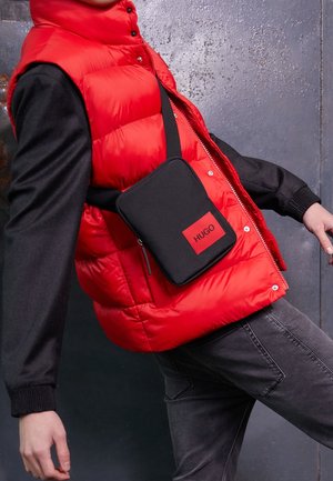 Weste - red