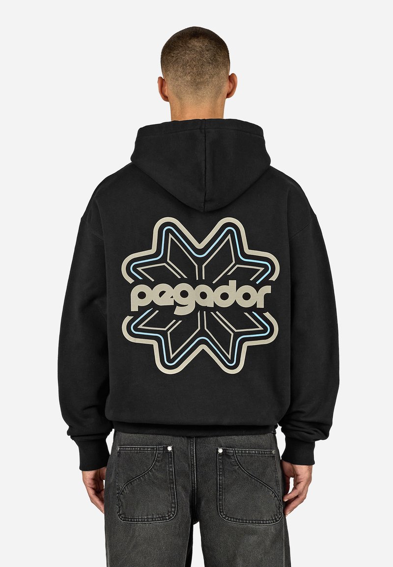 Μαύρη κουκούλα με μεγάλο σχέδιο νιφάδας χιονιού στην πλάτη. Το λογότυπο διαθέτει λευκές και ανοιχτό μπλε λεπτομέρειες, φτιαγμένο από μαλακό ύφασμα.