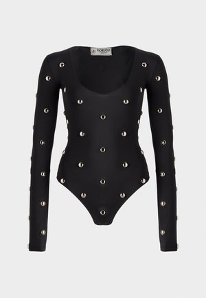 Črn bodysuit z dolgimi rokavi, okrašen s srebrnimi kovinskimi žebljički, ki so enakomerno razporejeni po tkanini, z ovalnim izrezom in visokimi izrezi na nogah.