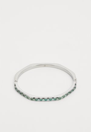 Metallarmbånd med oktagonal form, som har en rad av grønne steiner satt i sølvfarget metall, jevn overflate og uten synlig lås.