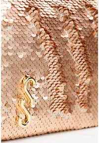 Pochette in sequin rosa oro con un elegante gancio dorato. Presenta paillettes rotonde sovrapposte che creano una superficie testurizzata e riflettente.