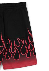 Pantaloni corti neri con grafiche a fiamma rossa, vita elasticizzata e una tasca posteriore. Materiale in cotone con texture liscia.