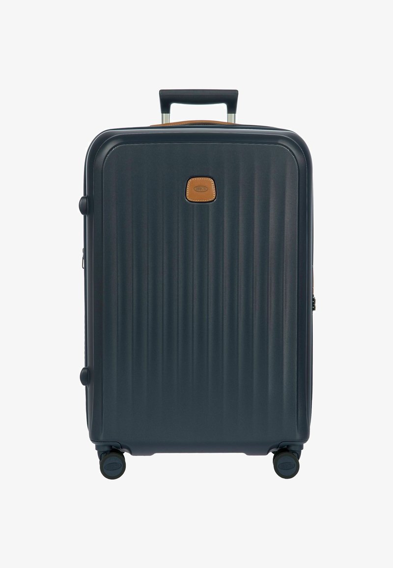 Valigia a ruote blu scuro con design a righe verticali, manico telescopico argentato, applicazione in pelle e quattro ruote piroettanti.
