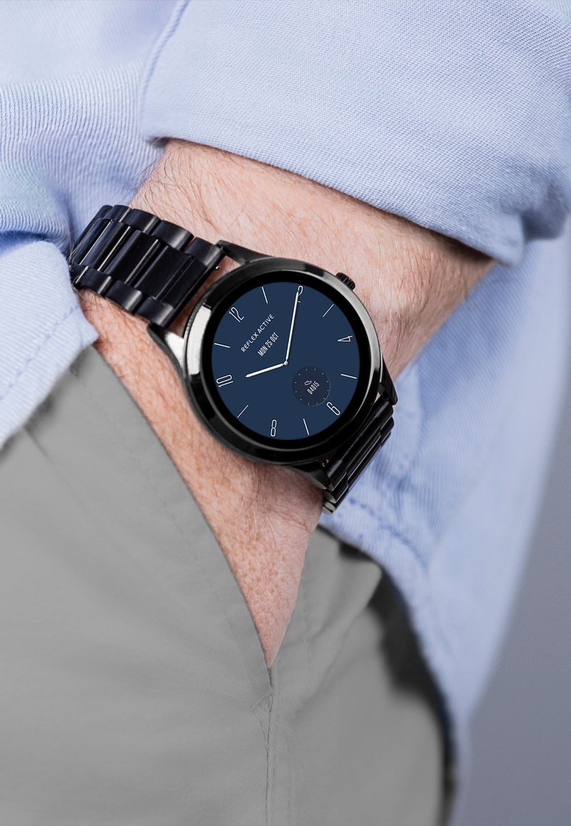Orologio da polso in metallo nero con quadrante rotondo, dial blu e numeri bianchi. Presenta un design minimalista e un bracciale metallico texturizzato.