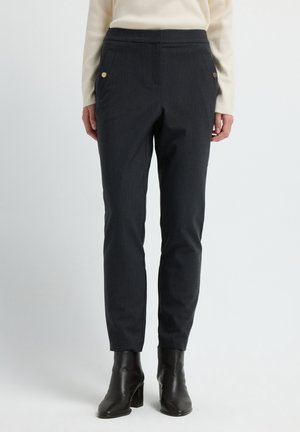 Dunkelgraue maßgeschneiderte Hose aus glattem Stoff, mit zwei Fronttaschen mit goldenen Knöpfen und slim fit Schnitt.