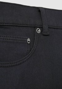 Blugii de denim negri au o textură netedă, un design cu cinci buzunare dotat cu nituri metalice și o cusătură subtilă în contrast la talie.
