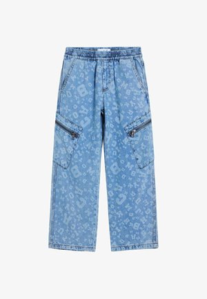 Pantaloni din denim albastru deschis cu talie elastică, buzunare cargo cu fermoar pe lateral și un model cu litere imprimate împrăștiate.