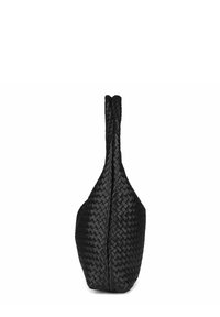 Borsa nera intrecciata con superficie texturizzata, forma allungata e due lunghe maniglie, caratterizzata da un design minimale e senza cuciture.
