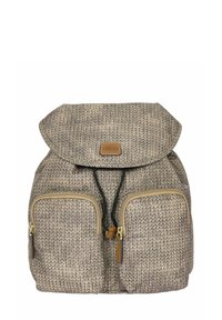 Sac à dos en tissu tricoté marron et beige avec un rabat repliable, fermeture à cordon coulissant et deux poches zippées à l'avant. Accents en cuir inclus.