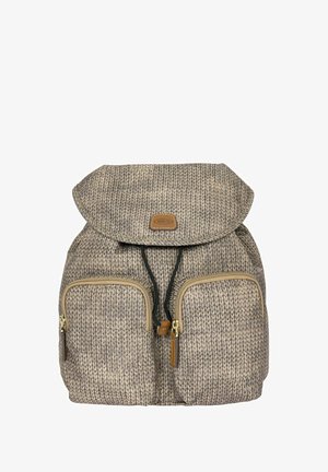 Sac à dos en tissu tricoté marron et beige avec un rabat repliable, fermeture à cordon coulissant et deux poches zippées à l'avant. Accents en cuir inclus.