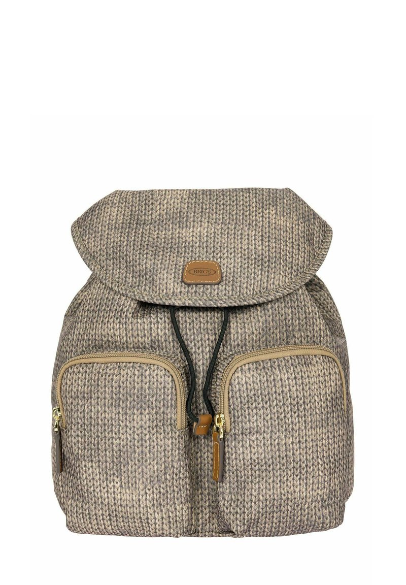 Sac à dos en tissu tricoté marron et beige avec un rabat repliable, fermeture à cordon coulissant et deux poches zippées à l'avant. Accents en cuir inclus.