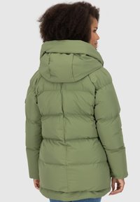 Giacca puffer verde oliva con colletto alto e cappuccio, caratterizzata da un design trapuntato, maniche lunghe e un logo sulla parte superiore del braccio.