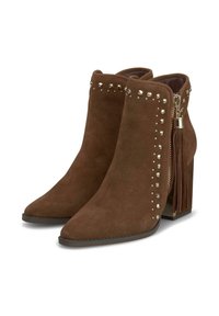Stivaletti alla caviglia in suede marrone con punta affusolata, borchie in tonalità oro, zip laterale e dettaglio con nappina sul tallone.