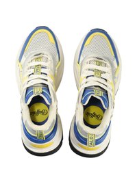 Fehér sportcipők kék és sárga részletekkel, hálós panelek és vastag talp. A fűzők hangsúlyosak, márkás párnázott belsővel rendelkeznek.