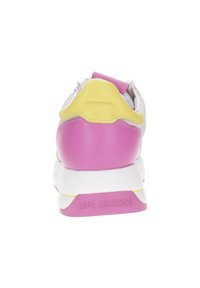 Sneaker bianca con una tomaia rosa e gialla, texture liscia e suola spessa bianca. "LOVE MOSCHINO" impresso sulla suola.