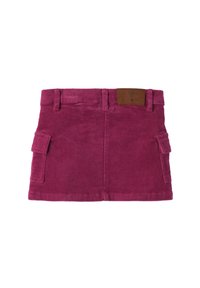 Latzrock aus strukturiertem Cordstoff in leuchtendem Magenta mit taillierter Passform, zwei seitlichen Taschen und einem braunen Lederlogo-Patch auf der Rückseite.