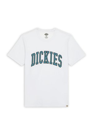 T-shirt blanc à manches courtes avec "DICKIES" en texte bleu incurvé sur la poitrine. Encolure classique, matière en coton doux, coupe relaxée.