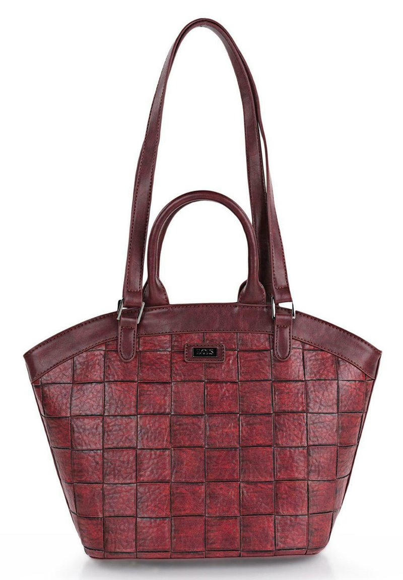 Bolso de mano de imitación cuero rojo con patrones cuadrados texturizados, dos asas largas y una asa corta. Presenta herrajes en tono plateado y acentos cosidos.