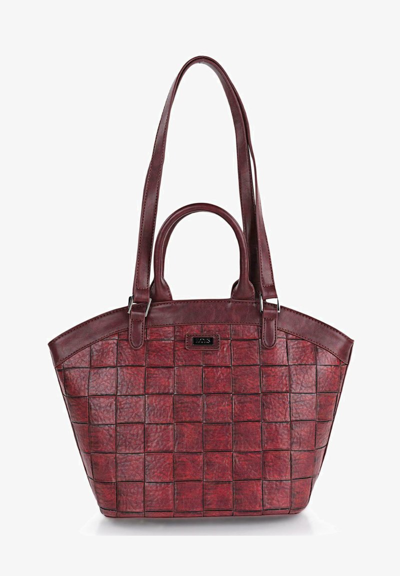 Bolso de mano de imitación cuero rojo con patrones cuadrados texturizados, dos asas largas y una asa corta. Presenta herrajes en tono plateado y acentos cosidos.