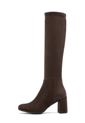 Wysoki brązowy zamszowy botek na słupku z zaokrąglonym noskiem, pokazany z boku na białym tle.