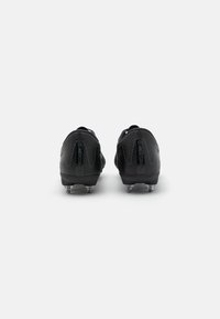 Scarpe da calcio nere con una superficie testurizzata, design aerodinamico, tallone rinforzato e tacchetti modellati per una migliore trazione.