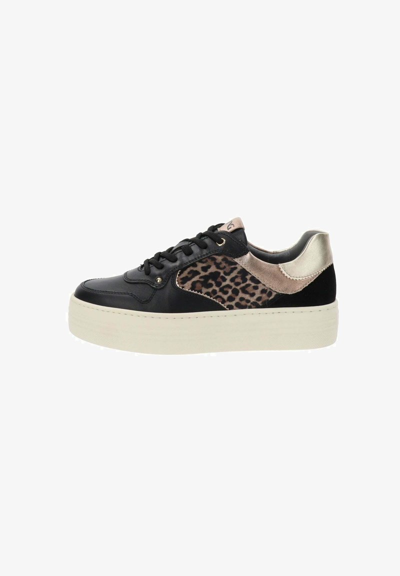 Czarne skórzane sneakersy z panelem w zwierzęcy wzór, kremową podeszwą platformową oraz metalicznymi akcentami na pięcie i boku. Zawierają czarne sznurówki.