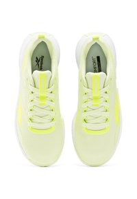 Zapatillas de malla de color amarillo neón con suelas blancas, que cuentan con cordones planos, una lengüeta y un upper texturizado para favorecer la transpiración.