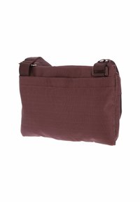 Sac en tissu marron foncé avec une surface texturée, des bretelles ajustables et une poche avant zippée. Forme rectangulaire compacte conçue pour la commodité.