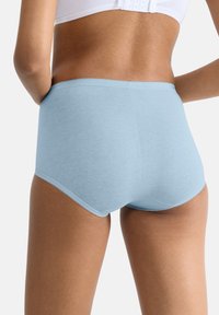 Mutande in cotone azzurro chiaro a vita alta con una consistenza liscia, cintura elastica e bordi scallopati. La vista posteriore mostra un design a copertura totale.