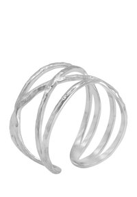 Bracciale in argento con bande curve e attorcigliate e una texture martellata, che mostra un design minimalista e aperto.