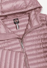 Hele lilla kapuutsiga tikitud jope, ees tõmblukk ja must Colmar Originals silt krae sees.