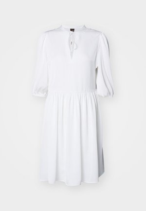 Fehér ruha magas nyakkal, puffos ujjal és húzózsinóros részlettel az elején. Simává, könnyű anyagból készült.