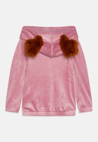 Sudadera de terciopelo rosa con una textura suave, que presenta acentos de orejas de piel sintética marrón en la capucha y un corte relajado con puños y dobladillo acanalados.