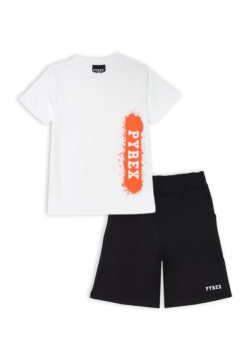 T-shirt bianco in cotone con design a macchie arancioni e stampa "PYREX" sul davanti; abbinato a pantaloni corti neri in cotone con un piccolo logo bianco.