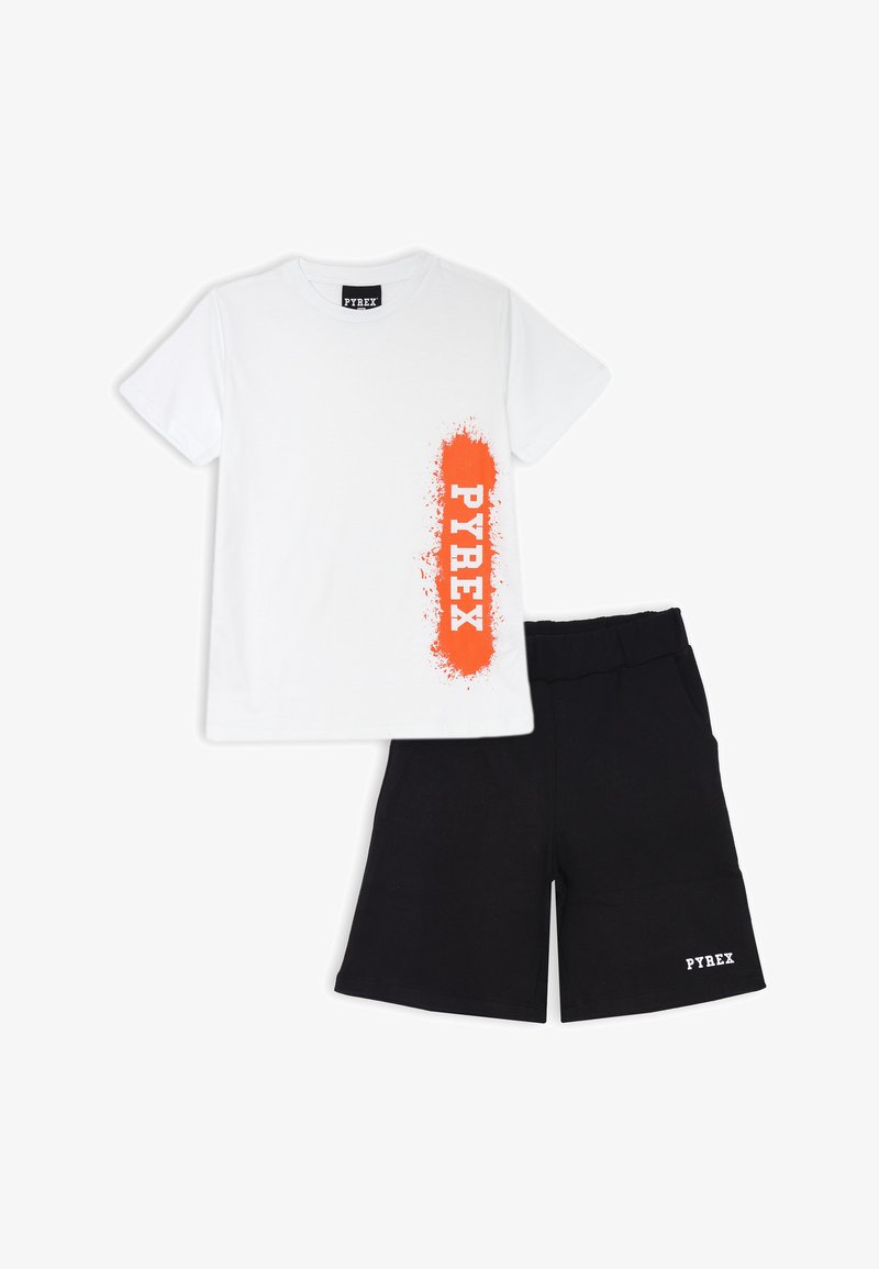 T-shirt bianco in cotone con design a macchie arancioni e stampa "PYREX" sul davanti; abbinato a pantaloni corti neri in cotone con un piccolo logo bianco.