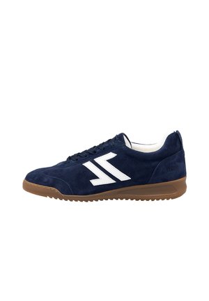 Marineblå ruskinds sneakers med hvide læderdetaljer, rund tå, struktureret gummisål og broderede detaljer, der har et logo på hælen.