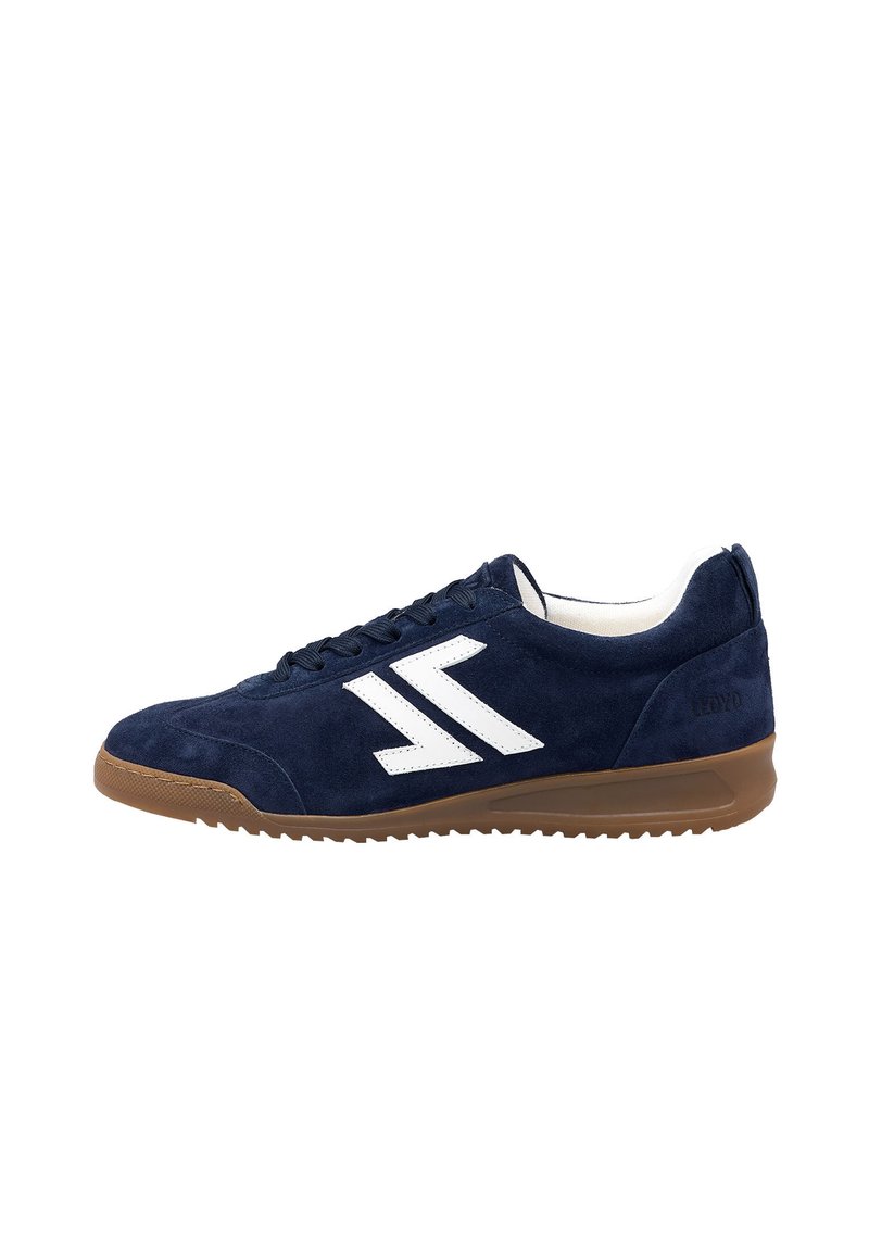 Marineblaues Wildleder-Sneaker mit weißen Lederakzenten, runder Zehenform, strukturierter Gummisohle und genähten Details, mit einem Logo an der Ferse.