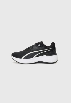 Chaussure de sport noire avec une tige en maille, accents blancs et semelle rembourrée. Caractéristiques d'un bout arrondi et d'un motif de semelle texturé pour une meilleure adhérence.