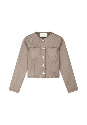 Lichtbruin cropped jasje met ronde halslijn, lange mouwen, twee borstzakken en vijf bladvormige knopen aan de voorkant.