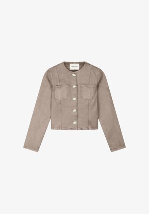 Lichtbruin cropped jasje met ronde halslijn, lange mouwen, twee borstzakken en vijf bladvormige knopen aan de voorkant.