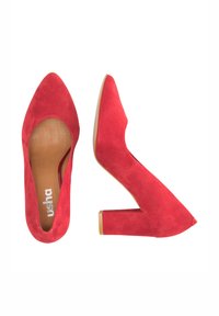 O pereche de pantofi cu toc bloc din suede roșu, cu vârful ascuțit, unul văzut de sus și celălalt din lateral.