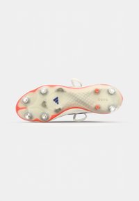 Witte voetbalschoen met een doorzichtige zool, voorzien van meerkleurige noppen in grijze, oranje en blauwe accenten. Textuurpatroon voor grip zichtbaar.