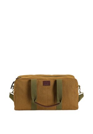 Bolsa de lona marrón rectangular con asas verdes y correa para el hombro, compartimento principal con cremallera y parche de cuero en el centro delantero.