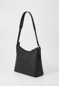 Sac à bandoulière en cuir noir avec un motif floral en relief, forme incurvée et sangle réglable, ornée de accents en métal doré.
