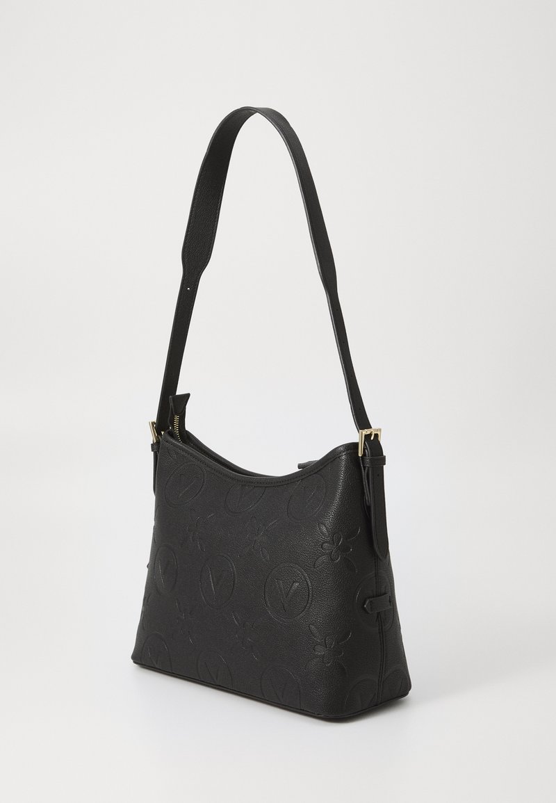 Schwarze Leder Schultertasche mit geprägtem Blumenmuster, geschwungener Form und verstellbarem Tragegurt, mit goldfarbenen Hardware-Akzenten.