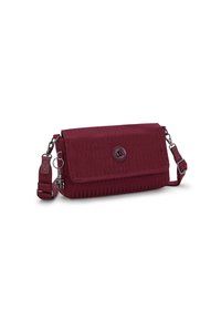 Burgundy crossbody-väska med en strukturerad yta, som har en tryckknappsstängning och justerbar rem, prydd med en dekorativ charm.